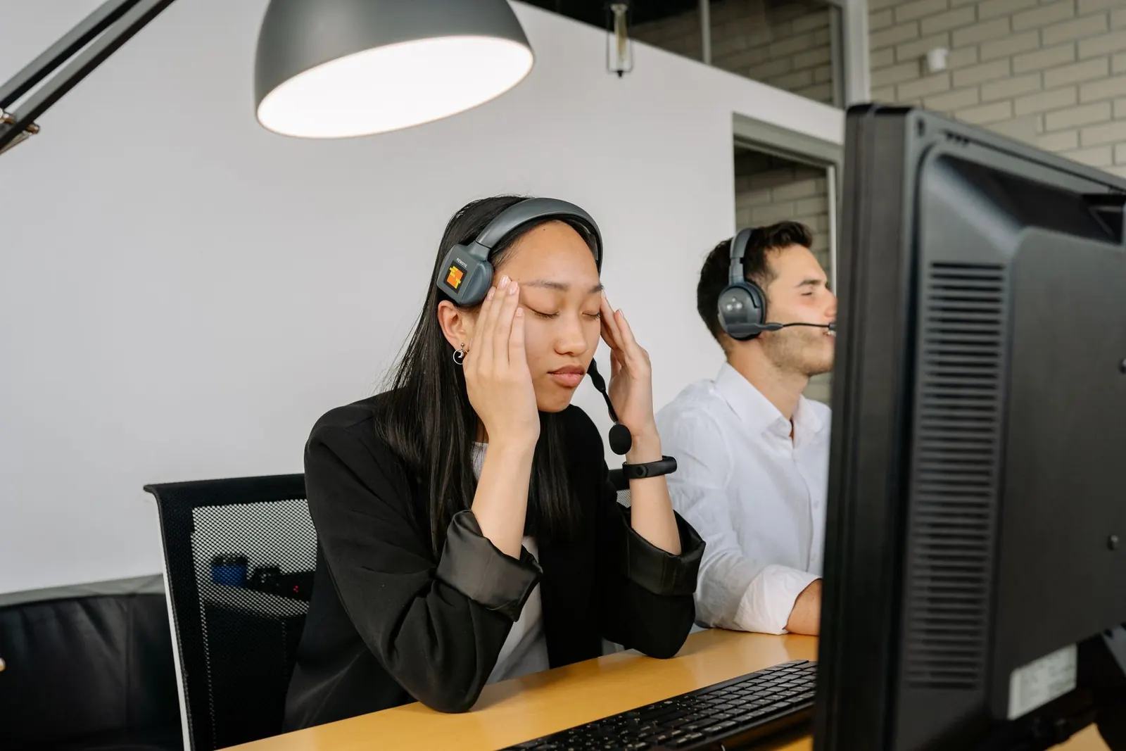 Personne fatiguée se frottant les yeux devant un écran d'ordinateur