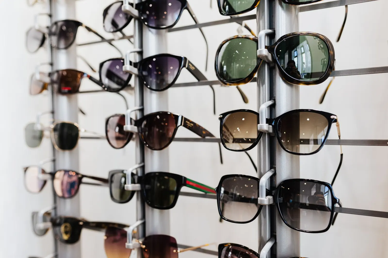 Présentoir de lunettes de soleil dans un centre optique