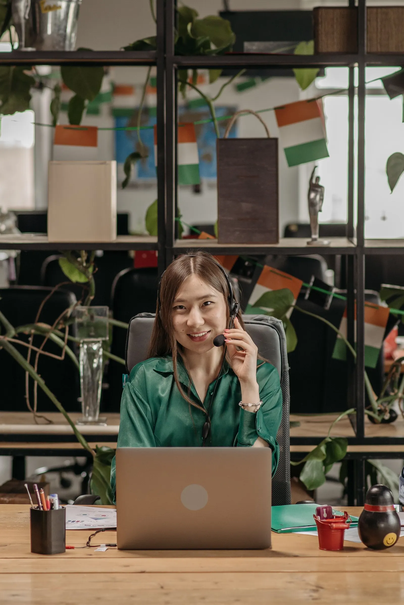 Conseillère au service à la clientèle avec casque d'écoute répondant aux questions